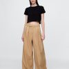 Pantaloni cachi a gamba larga con pieghe in twill a vita alta Pantaloni cachi a gamba larga con pieghe in twill a vita alta