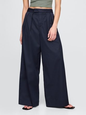 Pantaloni cachi a gamba larga con pieghe in twill a vita alta