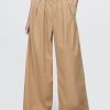 Pantaloni cachi a gamba larga con pieghe in twill a vita alta Pantaloni cachi a gamba larga con pieghe in twill a vita alta