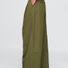 Pantaloni cachi a gamba larga con pieghe in twill a vita alta Pantaloni cachi a gamba larga con pieghe in twill a vita alta