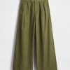 Pantaloni cachi a gamba larga con pieghe in twill a vita alta Pantaloni cachi a gamba larga con pieghe in twill a vita alta