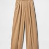 Pantaloni cachi a gamba larga con pieghe in twill a vita alta Pantaloni cachi a gamba larga con pieghe in twill a vita alta
