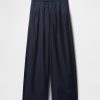 Pantaloni cachi a gamba larga con pieghe in twill a vita alta
