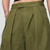 Pantaloni cachi a gamba larga con pieghe in twill a vita alta Pantaloni cachi a gamba larga con pieghe in twill a vita alta