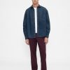 Pantaloni cachi dritti moderni Pantaloni cachi dritti moderni