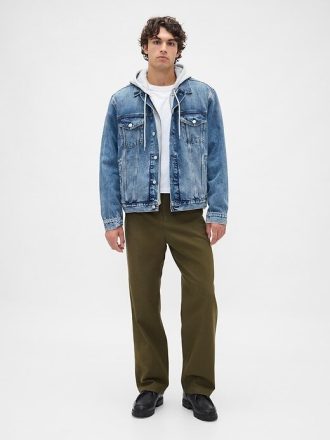 Pantaloni cachi larghi moderni
