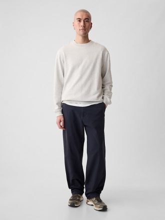 Pantaloni cachi moderni con vestibilità ampia