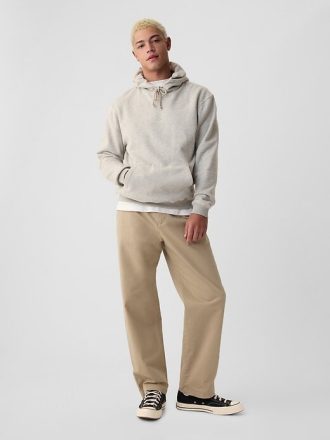 Pantaloni cachi moderni con vestibilità ampia