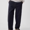 Pantaloni cachi moderni con vestibilità ampia Pantaloni cachi moderni con vestibilità ampia