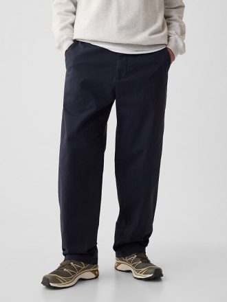 Pantaloni cachi moderni con vestibilità ampia