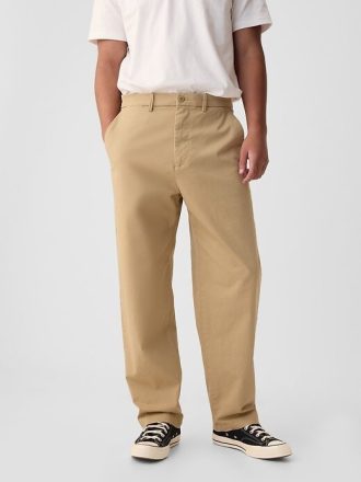 Pantaloni cachi moderni con vestibilità ampia