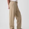 Pantaloni cachi moderni con vestibilità ampia Pantaloni cachi moderni con vestibilità ampia