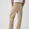 Pantaloni cachi moderni con vestibilità ampia Pantaloni cachi moderni con vestibilità ampia