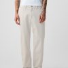 Pantaloni cachi moderni dalla vestibilità rilassata Pantaloni cachi moderni dalla vestibilità rilassata