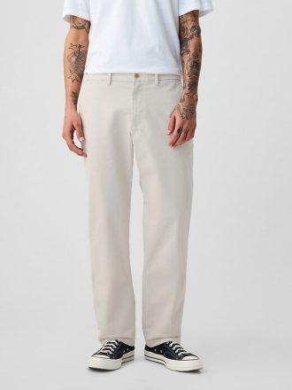 Pantaloni cachi moderni dalla vestibilità rilassata