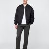 Pantaloni cachi moderni dalla vestibilità rilassata Pantaloni cachi moderni dalla vestibilità rilassata