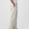 Pantaloni cachi moderni dalla vestibilità rilassata Pantaloni cachi moderni dalla vestibilità rilassata
