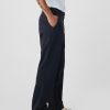 Pantaloni cachi moderni dalla vestibilità rilassata Pantaloni cachi moderni dalla vestibilità rilassata