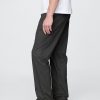 Pantaloni cachi moderni dalla vestibilità rilassata Pantaloni cachi moderni dalla vestibilità rilassata
