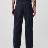 Pantaloni cachi moderni dalla vestibilità rilassata Pantaloni cachi moderni dalla vestibilità rilassata
