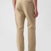 Pantaloni cachi moderni dalla vestibilità rilassata Pantaloni cachi moderni dalla vestibilità rilassata