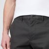 Pantaloni cachi moderni dalla vestibilità rilassata Pantaloni cachi moderni dalla vestibilità rilassata