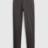 Pantaloni cachi moderni dalla vestibilità rilassata Pantaloni cachi moderni dalla vestibilità rilassata