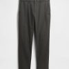 Pantaloni cachi moderni dalla vestibilità rilassata Pantaloni cachi moderni dalla vestibilità rilassata