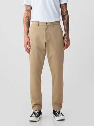 Pantaloni cachi moderni in stile atletico