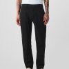 Pantaloni cachi moderni in stile atletico Pantaloni cachi moderni in stile atletico