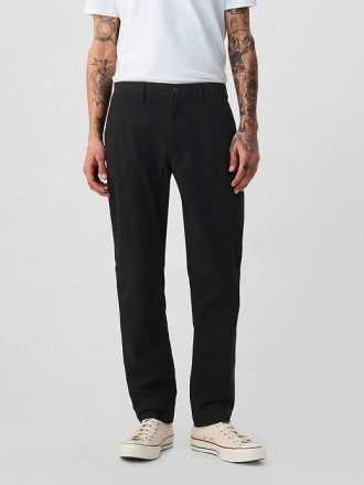 Pantaloni cachi moderni in stile atletico