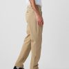 Pantaloni cachi moderni in stile atletico Pantaloni cachi moderni in stile atletico