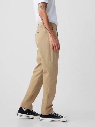 Pantaloni cachi moderni in stile atletico