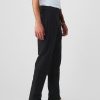 Pantaloni cachi moderni in stile atletico Pantaloni cachi moderni in stile atletico