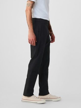 Pantaloni cachi moderni in stile atletico