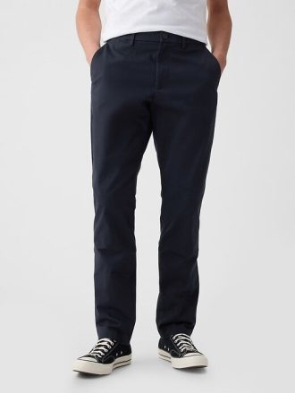 Pantaloni cachi moderni in stile atletico