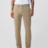Pantaloni cachi moderni in vestibilità attillata Pantaloni cachi moderni in vestibilità attillata