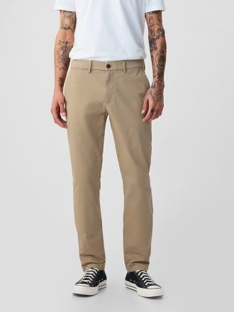 Pantaloni cachi moderni in vestibilità attillata