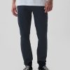 Pantaloni cachi moderni in vestibilità attillata Pantaloni cachi moderni in vestibilità attillata