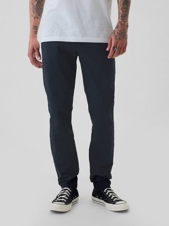 Pantaloni cachi moderni in vestibilità attillata
