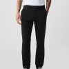 Pantaloni cachi moderni in vestibilità attillata Pantaloni cachi moderni in vestibilità attillata
