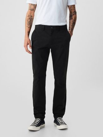 Pantaloni cachi moderni in vestibilità attillata