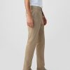 Pantaloni cachi moderni in vestibilità attillata Pantaloni cachi moderni in vestibilità attillata