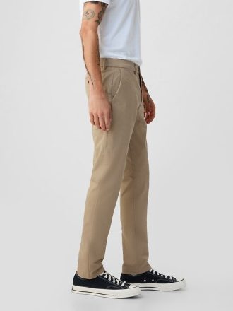 Pantaloni cachi moderni in vestibilità attillata
