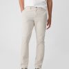 Pantaloni cachi moderni in vestibilità attillata Pantaloni cachi moderni in vestibilità attillata