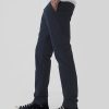 Pantaloni cachi moderni in vestibilità attillata Pantaloni cachi moderni in vestibilità attillata