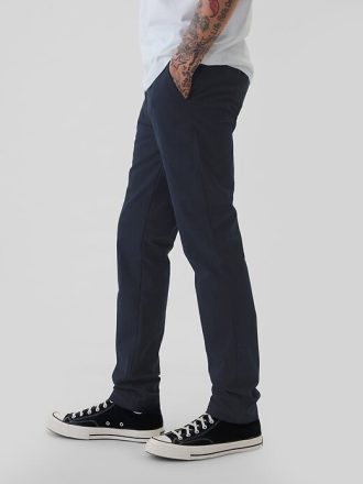 Pantaloni cachi moderni in vestibilità attillata
