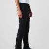 Pantaloni cachi moderni in vestibilità attillata Pantaloni cachi moderni in vestibilità attillata