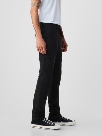 Pantaloni cachi moderni in vestibilità attillata