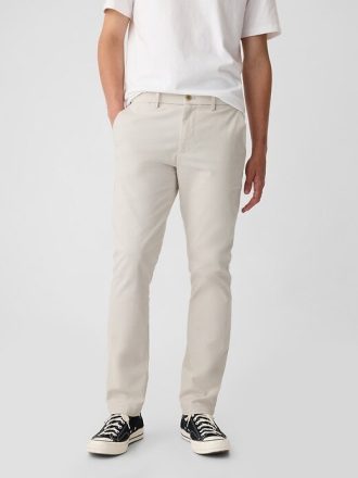 Pantaloni cachi moderni in vestibilità attillata